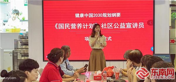 冰球突破官网行销推广部副部长郑玲芳在给学员们授课.jpg